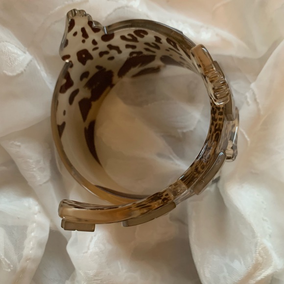 Unique acrylic arm bracelet. It’s a cross between a guitar and a alligator - Picture 9 of 10